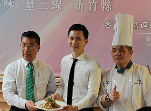 有意問鼎竹縣？鄭朝方、徐國勇攜手合作客家便當