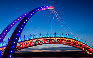 苑裡海港一日遊！彩虹橋夜景＋海港美食玩盡興