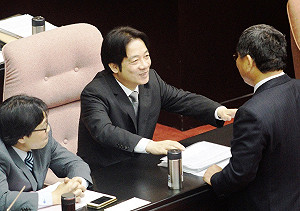 最新民調比蔡英文高2成 賴揆：總統的工作更艱辛