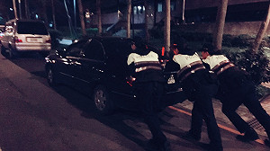 車開一半沒油 警察這樣做超暖心