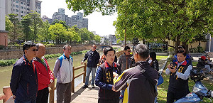 好可憐！新街溪魚群擠排水口「呼吸」