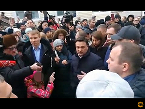 俄國紅衣小女孩夠嗆辣！向州長陳抗比割喉手勢爆紅