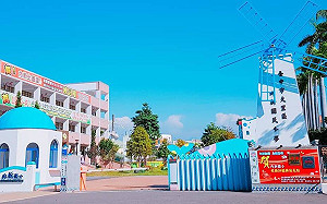 這兩間國小美到離譜！異國式建築＋彩虹跑道超好拍