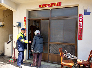 身體不適倒路邊  和平暖警護長者平安返家