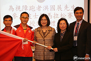 視障跑者洪國展感謝恩師管碧玲 邀參加馬拉松授旗