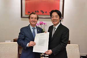 獲羅伊斯贈台旅法精印本 賴清德：感受濃厚情誼