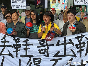 柯P選前稱墨綠、選後拆公投盟 獨派怒丟鞋