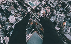 玩命極限攝影！３男攀新北市逾40樓高大橋塔柱