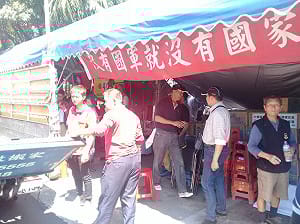 退一步遵守北市府陳抗規範 八百壯士自行拆除帳棚