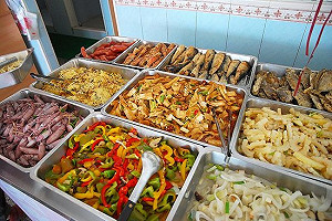 老婦自助餐竊20元柳葉魚 法官判罰3萬