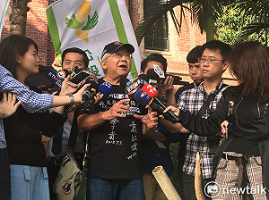 怒朝柯P丟鞋未遂 獨派諷：柯文哲體格太小 很難丟到