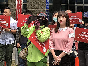 嘉義基督教醫院員工300人抗議血汗  要求加薪5％