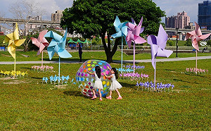 馬卡龍大風車就位！水漾公園成打卡必拍聖地