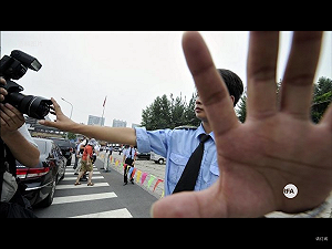 記者被砸椅子、毆打還關太平間！陝西究辦涉案官員