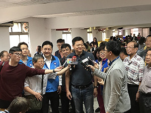 周錫瑋與侯友宜搶卡議員 較勁意味濃