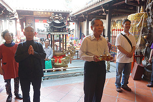 媽祖說了算！萬和宮字姓戲國光歌劇團擲筊勝出