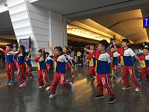 安檢通關就是快 小朋友快閃表演通關安檢歌（影）