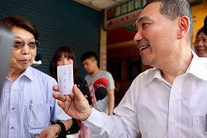 侯友宜市場拜票遇鐵粉 強調自己奉獻國家38年