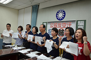 展現反空污決心 藍赴中選會遞交2.5萬公投連署書