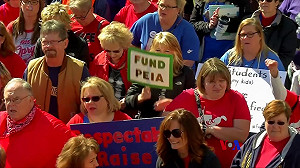 要求政府加薪 美數以千計教師罷工上街示威