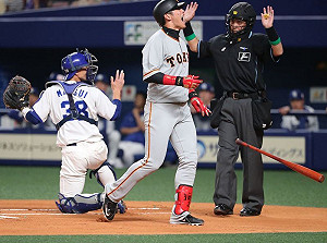 巨人對中日 陽岱鋼遭觸身左手骨折