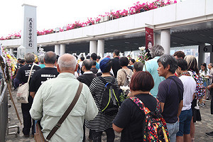 港支聯會獻花六四死難者 要求結束中共一黨專政