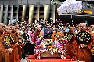 釋迦佛陀真身舍利中和繞境　朱立倫迎奉祈福