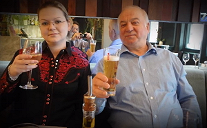 俄雙面諜疑在家門口中毒  英警：恐有130人也碰毒