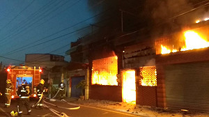 清晨大火吞噬民宅  屋主中風父親逃生不及 (影)