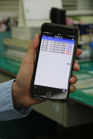 以後想翹課很難! 弘光研發手機點名系統