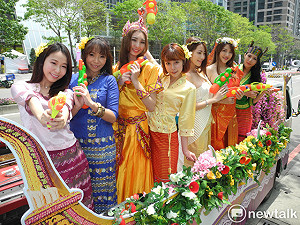 新北市潑水節登場 7女神射水槍送好運