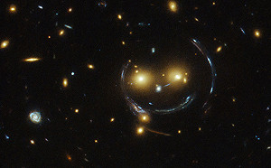 笑一個！愛因斯坦環為宇宙添增可愛面貌