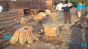 天啊！狂風雷雨交加 泰姬瑪哈陵門柱倒榻