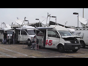 電視台轉播車半夜國道翻車撞護欄   幸無人受傷