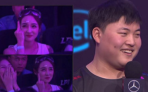 《英雄聯盟》中國選手Uzi女友對鏡頭比中指  全球直播惹眾怒