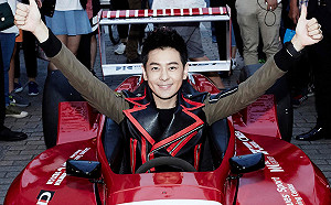 簽唱會響嗨又拉風 林志穎紅色方程式賽車會粉絲