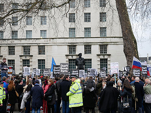 抗議轟炸敘利亞 反戰人士畫報諷川普 梅伊