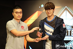 英雄聯盟季後賽》榮耀時刻！ 閃電狼Moojin奪得最佳新人獎