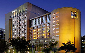 稱六福皇宮熄燈為搶銀行主因　六福：早已是留任名單