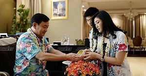 泰前美女總理現身杜拜  攜兒在哥哥家慶潑水節