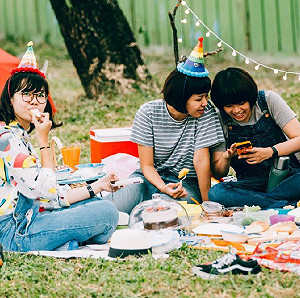 野餐也要愛地球！野餐音樂節曬書聽音樂