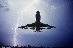 臉書直播客機發動機爆炸迫降 男子挨批自私