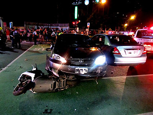 瑞豐夜市連環車禍 酒駕男闖紅燈撞7車6傷