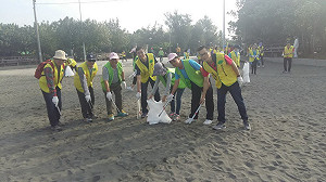響應世界地球日！動員五百人淨灘又掃街