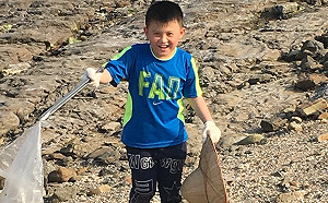 世界地球日 靈鷲山率眾淨灘清出120公斤垃圾