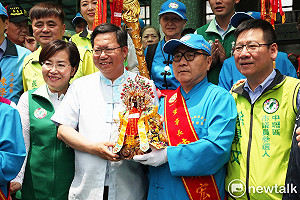 慈惠堂母娘回鑾　鄭文燦、陳學聖同框接駕