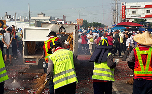 大甲媽遶境落幕！台中3千志工隨轎掃出121噸垃圾
