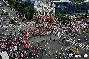 三千多名退休警察衝進監院抗議年改  與媒體、警察扭打成一團