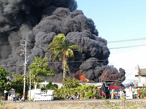 塑膠廠大火濃煙蔽天 58輛消防車灌救控制火勢