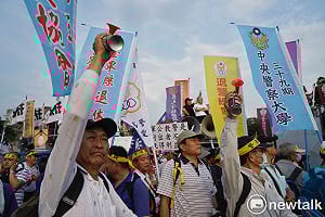 退休警消抗議年改夜宿立院外 籲蔡政府比照軍改脫鉤處理